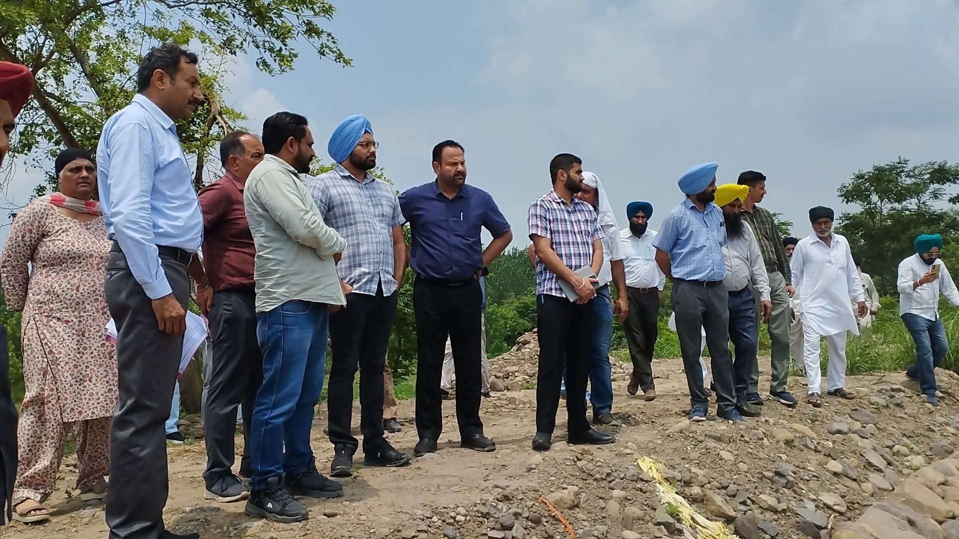 Deputy Commissioner visits embankment of Sutlej river.